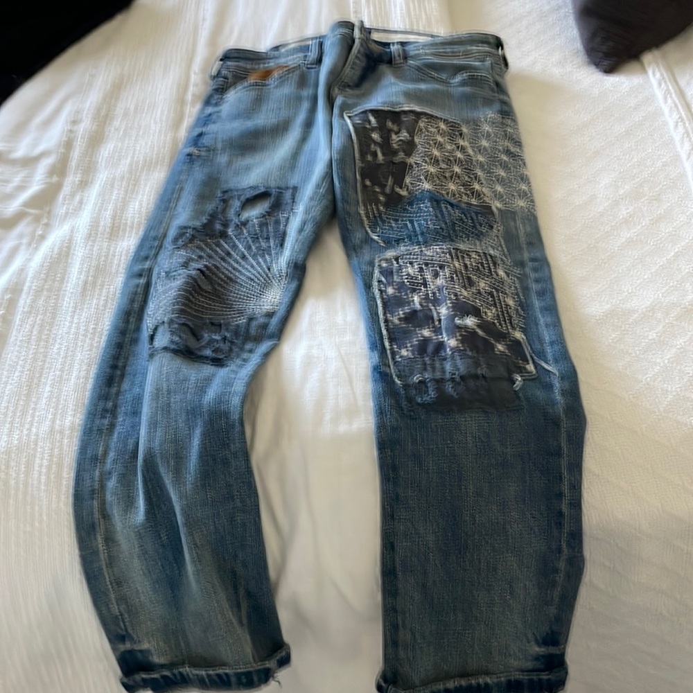 Cropped jeans, faded denim, with patched design